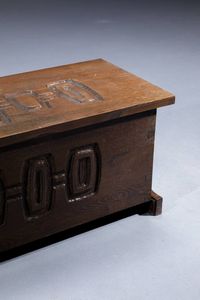 GIAN PAOLO ZALTRON : Cassapanca in legno di noce scuro intagliato. Anni '60 cm 45x90x41  - Asta Design - Associazione Nazionale - Case d'Asta italiane