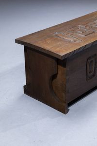 GIAN PAOLO ZALTRON : Cassapanca in legno di noce scuro intagliato. Anni '60 cm 45x90x41  - Asta Design - Associazione Nazionale - Case d'Asta italiane