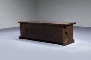 GIAN PAOLO ZALTRON : Cassapanca in legno di noce scuro intagliato. Anni '60 cm 45x90x41  - Asta Design - Associazione Nazionale - Case d'Asta italiane