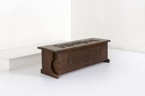 GIAN PAOLO ZALTRON : Cassapanca in legno di noce scuro intagliato. Anni '60 cm 45x90x41  - Asta Design - Associazione Nazionale - Case d'Asta italiane
