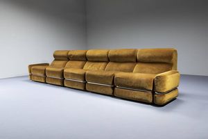 PRODUZIONE ITALIANA : Sistema componibile composto da cinque elementi con braccioli rimovibili  rivestimento in velluto  particolari in metallo cromato. Anni '70 ogni modulo cm 80x70x90  - Asta Design - Associazione Nazionale - Case d'Asta italiane