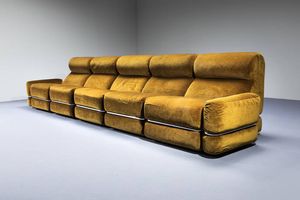 PRODUZIONE ITALIANA : Sistema componibile composto da cinque elementi con braccioli rimovibili  rivestimento in velluto  particolari in metallo cromato. Anni '70 ogni modulo cm 80x70x90  - Asta Design - Associazione Nazionale - Case d'Asta italiane