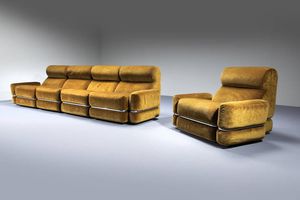 PRODUZIONE ITALIANA : Sistema componibile composto da cinque elementi con braccioli rimovibili  rivestimento in velluto  particolari in metallo cromato. Anni '70 ogni modulo cm 80x70x90  - Asta Design - Associazione Nazionale - Case d'Asta italiane