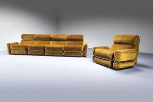 PRODUZIONE ITALIANA : Sistema componibile composto da cinque elementi con braccioli rimovibili  rivestimento in velluto  particolari in metallo cromato. Anni '70 ogni modulo cm 80x70x90  - Asta Design - Associazione Nazionale - Case d'Asta italiane