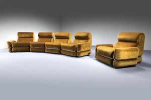 PRODUZIONE ITALIANA : Sistema componibile composto da cinque elementi con braccioli rimovibili  rivestimento in velluto  particolari in metallo cromato. Anni '70 ogni modulo cm 80x70x90  - Asta Design - Associazione Nazionale - Case d'Asta italiane