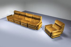 PRODUZIONE ITALIANA : Sistema componibile composto da cinque elementi con braccioli rimovibili  rivestimento in velluto  particolari in metallo cromato. Anni '70 ogni modulo cm 80x70x90  - Asta Design - Associazione Nazionale - Case d'Asta italiane
