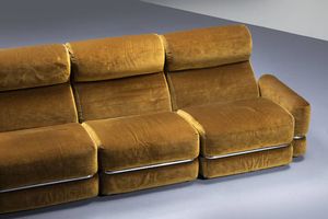 PRODUZIONE ITALIANA : Sistema componibile composto da cinque elementi con braccioli rimovibili  rivestimento in velluto  particolari in metallo cromato. Anni '70 ogni modulo cm 80x70x90  - Asta Design - Associazione Nazionale - Case d'Asta italiane
