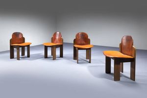 PRODUZIONE ITALIANA : Quattro sedie con struttura in legno  schienali e sedili rivestiti in cuoio. 1975 cm 81x50x47  - Asta Design - Associazione Nazionale - Case d'Asta italiane