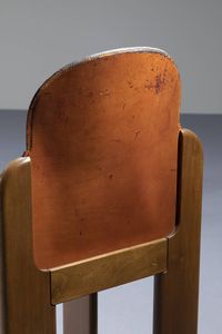 PRODUZIONE ITALIANA : Quattro sedie con struttura in legno  schienali e sedili rivestiti in cuoio. 1975 cm 81x50x47  - Asta Design - Associazione Nazionale - Case d'Asta italiane