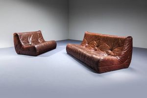 PRODUZIONE SVIZZERA - Due divani con imbottitura in poliuretano rivestita in pelle. Anni '70  rispettivamente cm 76x132x92 e 76x190x [..]