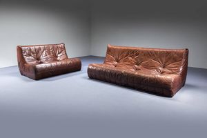 PRODUZIONE SVIZZERA : Due divani con imbottitura in poliuretano rivestita in pelle. Anni '70  rispettivamente cm 76x132x92 e 76x190x92  - Asta Design - Associazione Nazionale - Case d'Asta italiane