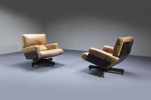 MENILIO TARO - Coppia di poltrone con scocca in legno curvato a caldo  imbotittura rivestita in pelle. Prod. Cinova 1964 cm 86x85x76  [..]