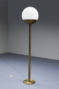 PIA GUIDETTI CRIPPA - Lampada da terra in metallo  diffusore in vetro opalino. Anni '70 h cm 175