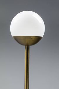PIA GUIDETTI CRIPPA : Lampada da terra in metallo  diffusore in vetro opalino. Anni '70 h cm 175  - Asta Design - Associazione Nazionale - Case d'Asta italiane