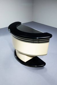 DONATI  GUZZINI : Mobile bar in legno laccato  piano in vetro specchiato. Prod. Stilglass anni '70 Etichetta del Produttore cm 95x131x57  - Asta Design - Associazione Nazionale - Case d'Asta italiane