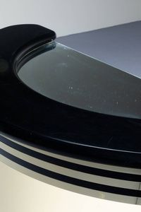 DONATI  GUZZINI : Mobile bar in legno laccato  piano in vetro specchiato. Prod. Stilglass anni '70 Etichetta del Produttore cm 95x131x57  - Asta Design - Associazione Nazionale - Case d'Asta italiane