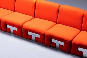 MARIO SABOT : Divano modulare con imbottitura rivestita in tessuto. Anni '70 ogni modulo cm 72x60x80  - Asta Design - Associazione Nazionale - Case d'Asta italiane