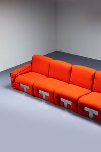 MARIO SABOT : Divano modulare con imbottitura rivestita in tessuto. Anni '70 ogni modulo cm 72x60x80  - Asta Design - Associazione Nazionale - Case d'Asta italiane