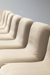 PRODUZIONE ITALIANA : Otto sedie con struttura in legno chiaro  seduta imbottita rivestita in tessuto. Anni '70 cm 75x52x51  - Asta Design - Associazione Nazionale - Case d'Asta italiane