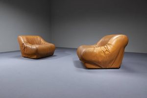 PRODUZIONE ITALIANA - Coppia di poltrone con imbottitura rivestita in cuoio. Anni '70 cm 69x84x96