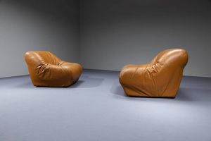 PRODUZIONE ITALIANA : Coppia di poltrone con imbottitura rivestita in cuoio. Anni '70 cm 69x84x96  - Asta Design - Associazione Nazionale - Case d'Asta italiane