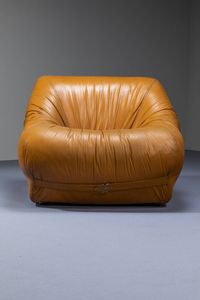 PRODUZIONE ITALIANA : Coppia di poltrone con imbottitura rivestita in cuoio. Anni '70 cm 69x84x96  - Asta Design - Associazione Nazionale - Case d'Asta italiane