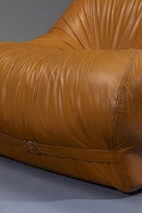 PRODUZIONE ITALIANA : Coppia di poltrone con imbottitura rivestita in cuoio. Anni '70 cm 69x84x96  - Asta Design - Associazione Nazionale - Case d'Asta italiane