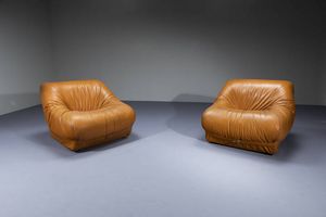 PRODUZIONE ITALIANA : Coppia di poltrone con imbottitura rivestita in cuoio. Anni '70 cm 69x84x96  - Asta Design - Associazione Nazionale - Case d'Asta italiane