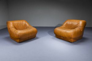 PRODUZIONE ITALIANA : Coppia di poltrone con imbottitura rivestita in cuoio. Anni '70 cm 69x84x96  - Asta Design - Associazione Nazionale - Case d'Asta italiane