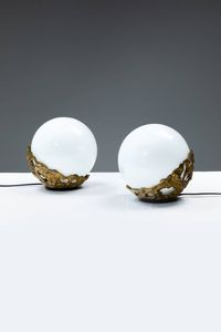 ANGELO BROTTO - Coppia di lampade da tavolo in metallo lavorato e metallo verniciato  diffusori in vetro opliano. Anni '60 cm  [..]
