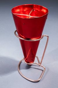 ETTORE SOTTSASS : Portaombrelli in lamiera tornita e tranciata di alluminio anodizzato  sostegno in tondino di alluminio anodizzato. Prod. Rinnovel anni '50 h cm 55  - Asta Design - Associazione Nazionale - Case d'Asta italiane