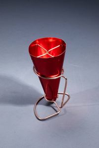 ETTORE SOTTSASS : Portaombrelli in lamiera tornita e tranciata di alluminio anodizzato  sostegno in tondino di alluminio anodizzato. Prod. Rinnovel anni '50 h cm 55  - Asta Design - Associazione Nazionale - Case d'Asta italiane