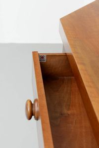 SILVIO COPPOLA : Credenza in legno di noce a sei sportelli e sei cassetti. Prod. Bernini anni '60 Etichetta del Produttore cm 96x202x49 5  - Asta Design - Associazione Nazionale - Case d'Asta italiane