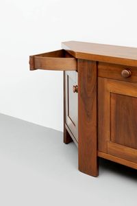 SILVIO COPPOLA : Credenza in legno di noce a sei sportelli e sei cassetti. Prod. Bernini anni '60 Etichetta del Produttore cm 96x202x49 5  - Asta Design - Associazione Nazionale - Case d'Asta italiane