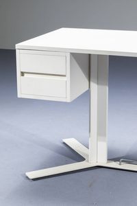 ANTONELLO MOSCA : Scrivania in legno laccato  supporto in metallo verniciato. Prod. Sormani anni '60 cm 72 5x104x64  - Asta Design - Associazione Nazionale - Case d'Asta italiane