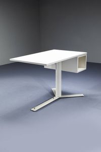 ANTONELLO MOSCA : Scrivania in legno laccato  supporto in metallo verniciato. Prod. Sormani anni '60 cm 72 5x104x64  - Asta Design - Associazione Nazionale - Case d'Asta italiane