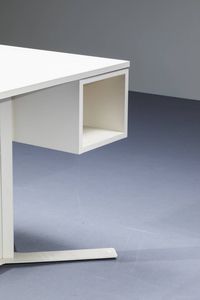 ANTONELLO MOSCA : Scrivania in legno laccato  supporto in metallo verniciato. Prod. Sormani anni '60 cm 72 5x104x64  - Asta Design - Associazione Nazionale - Case d'Asta italiane