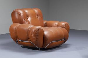 PRODUZIONE ITALIANA : Coppia di grandi poltrone con rivestimento in pelle e struttura in metallo cromato. Anni '70 cm 80x110x105  - Asta Design - Associazione Nazionale - Case d'Asta italiane