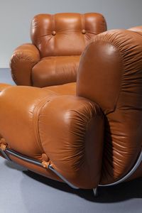 PRODUZIONE ITALIANA : Coppia di grandi poltrone con rivestimento in pelle e struttura in metallo cromato. Anni '70 cm 80x110x105  - Asta Design - Associazione Nazionale - Case d'Asta italiane