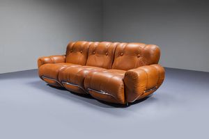 PRODUZIONE ITALIANA - Grande divano con rivestimento in pelle e struttura in metallo cromato. Anni '70 cm 80x235x105