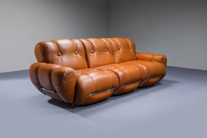 PRODUZIONE ITALIANA : Grande divano con rivestimento in pelle e struttura in metallo cromato. Anni '70 cm 80x235x105  - Asta Design - Associazione Nazionale - Case d'Asta italiane