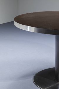 WILLY RIZZO : Tavolo in laminato di acciaio e acciaio massiccio. Anni '70 cm 75x129  - Asta Design - Associazione Nazionale - Case d'Asta italiane