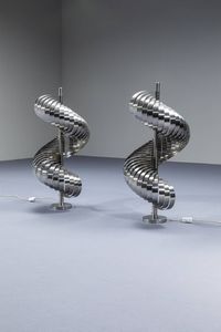 HENRI MATHIEU : Coppia di lampade a spirale in alluminio spazzolato. Anni '70  cm 80x40  - Asta Design - Associazione Nazionale - Case d'Asta italiane