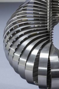 HENRI MATHIEU : Coppia di lampade a spirale in alluminio spazzolato. Anni '70  cm 80x40  - Asta Design - Associazione Nazionale - Case d'Asta italiane