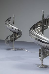 HENRI MATHIEU : Coppia di lampade a spirale in alluminio spazzolato. Anni '70  cm 80x40  - Asta Design - Associazione Nazionale - Case d'Asta italiane