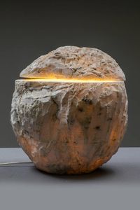PRODUZIONE ITALIANA - Lampada a forma di roccia in marmo scalpellato. Anni '60  cm 50x40x40