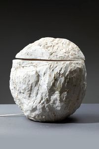 PRODUZIONE ITALIANA : Lampada a forma di roccia in marmo scalpellato. Anni '60  cm 50x40x40  - Asta Design - Associazione Nazionale - Case d'Asta italiane