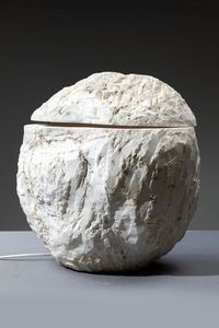 PRODUZIONE ITALIANA : Lampada a forma di roccia in marmo scalpellato. Anni '60  cm 50x40x40  - Asta Design - Associazione Nazionale - Case d'Asta italiane
