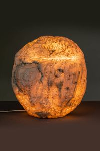 PRODUZIONE ITALIANA : Lampada a forma di roccia in marmo scalpellato. Anni '60  cm 50x40x40  - Asta Design - Associazione Nazionale - Case d'Asta italiane