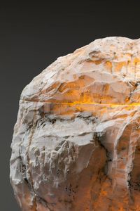 PRODUZIONE ITALIANA : Lampada a forma di roccia in marmo scalpellato. Anni '60  cm 50x40x40  - Asta Design - Associazione Nazionale - Case d'Asta italiane